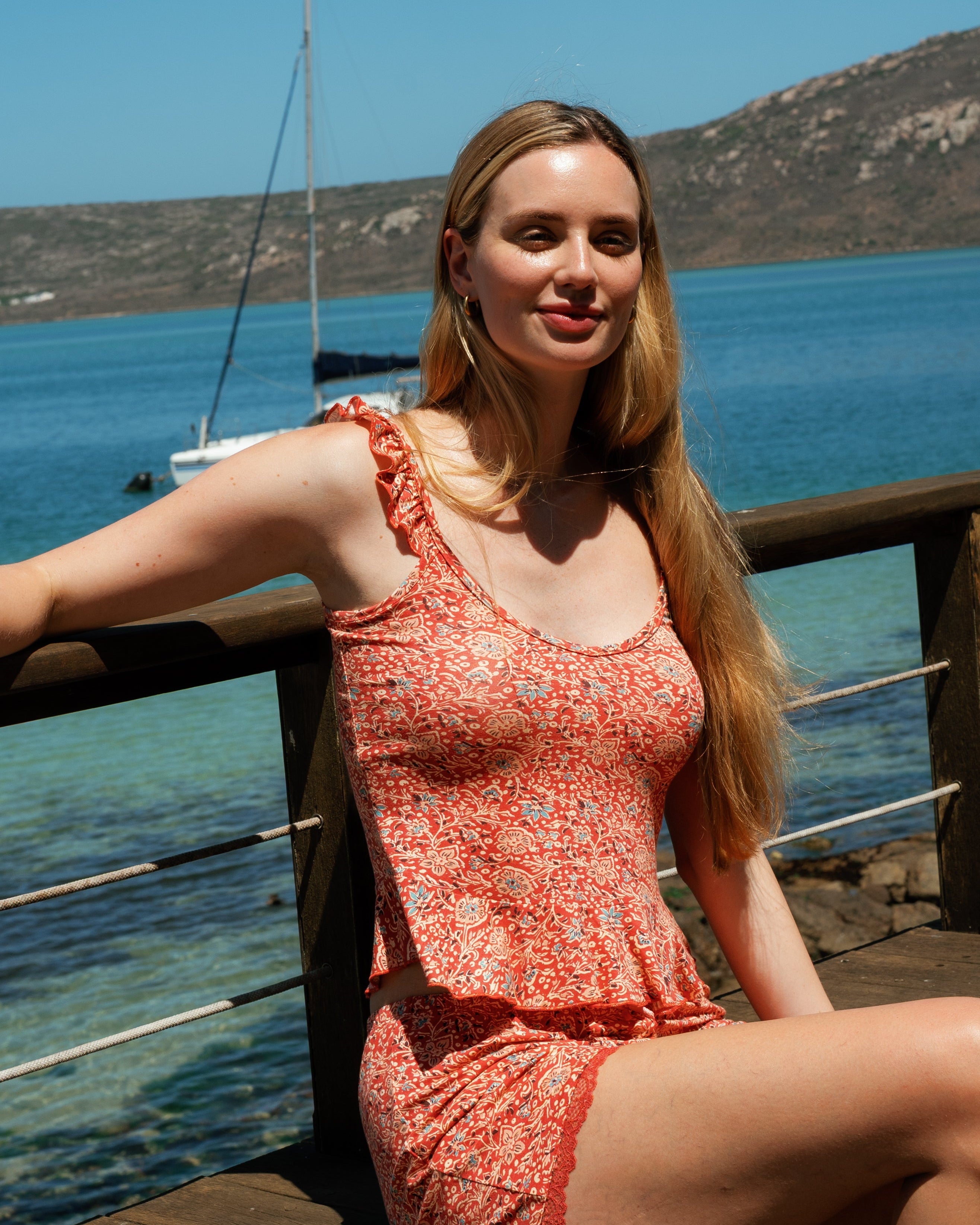 بيجاما حمالة بقصّات  ألوان الصيف الدافئة