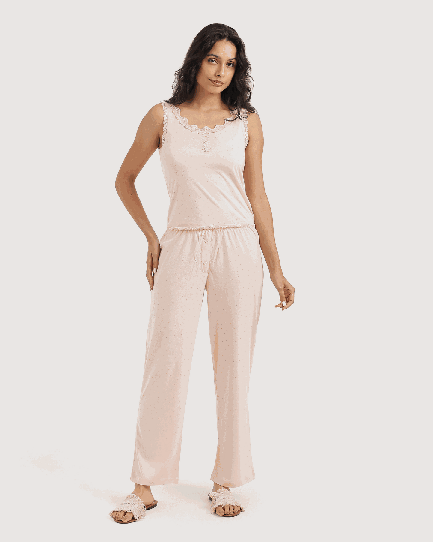 بيجاما نسائية منقطة بالوردي الناعم