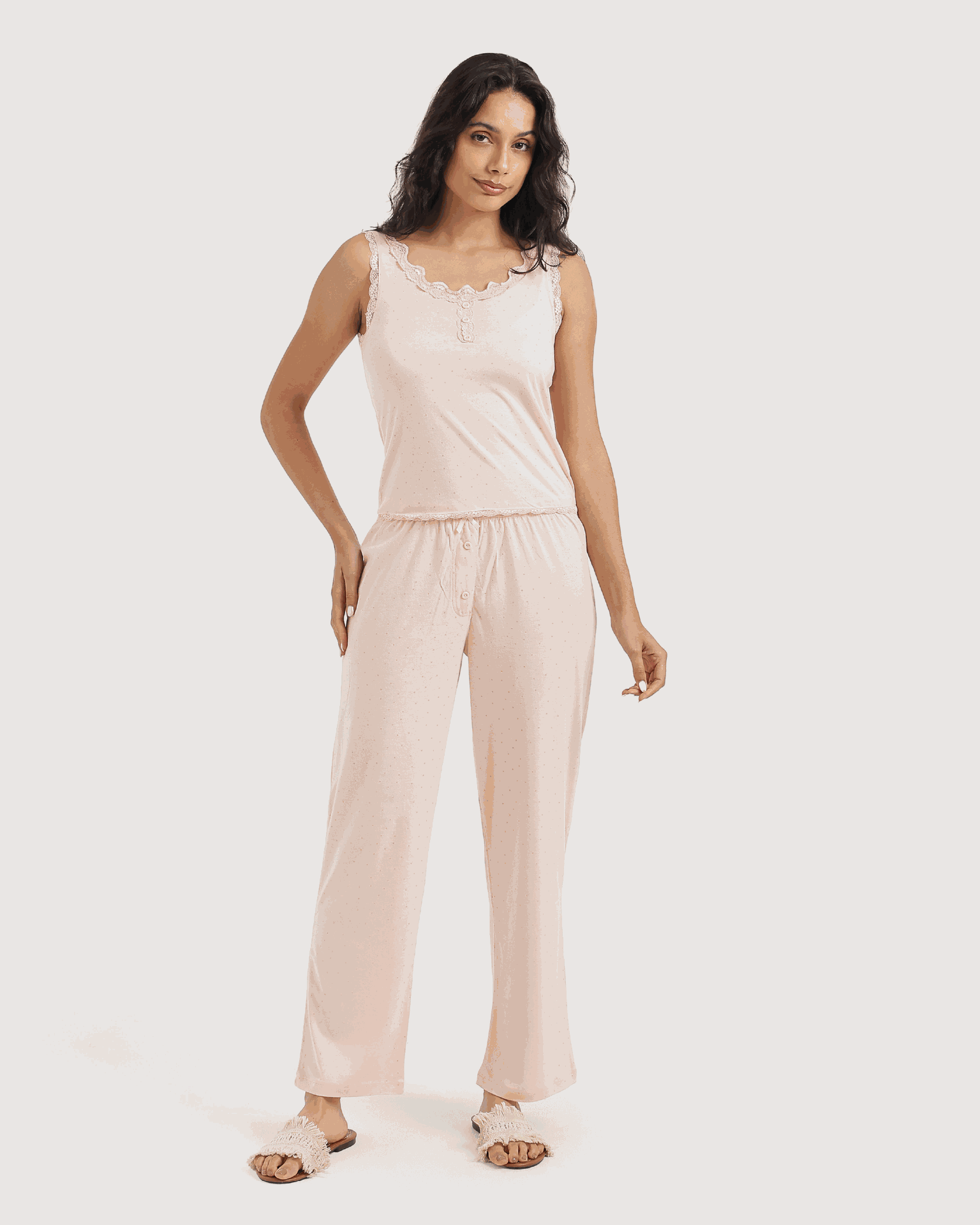 بيجاما نسائية منقطة بالوردي الناعم