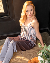 بيجامة توب مقلم وبنطلون سادة