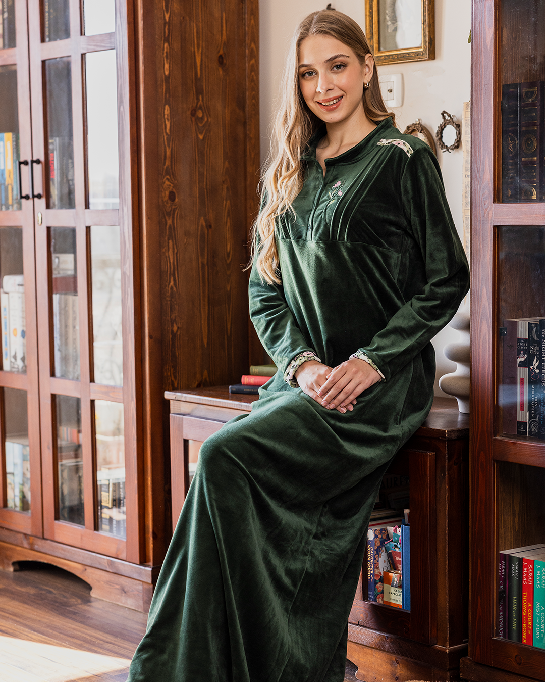 قميص حريمي قطيفة طويل تطريز ورد