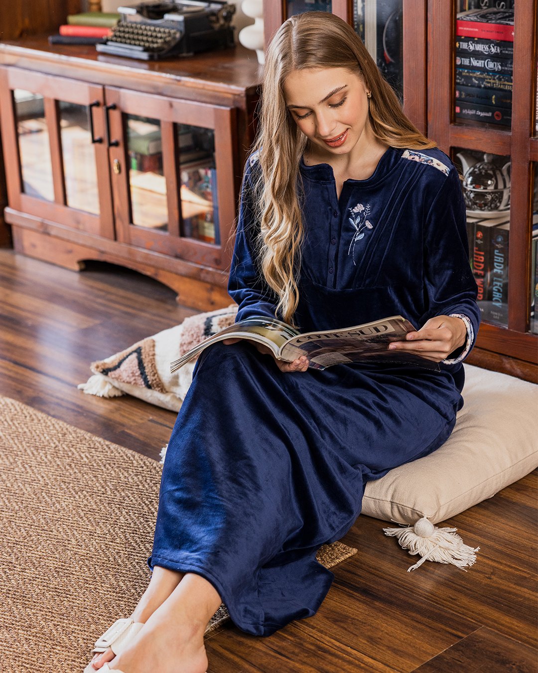 قميص حريمي قطيفة طويل تطريز ورد