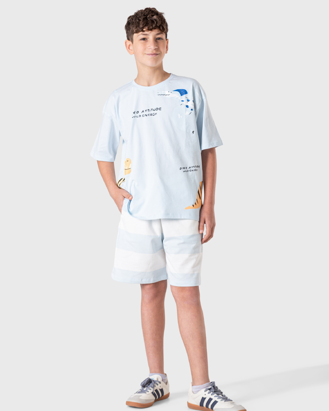 بيجاما أولاد بطبعة ديناصور عصرية.