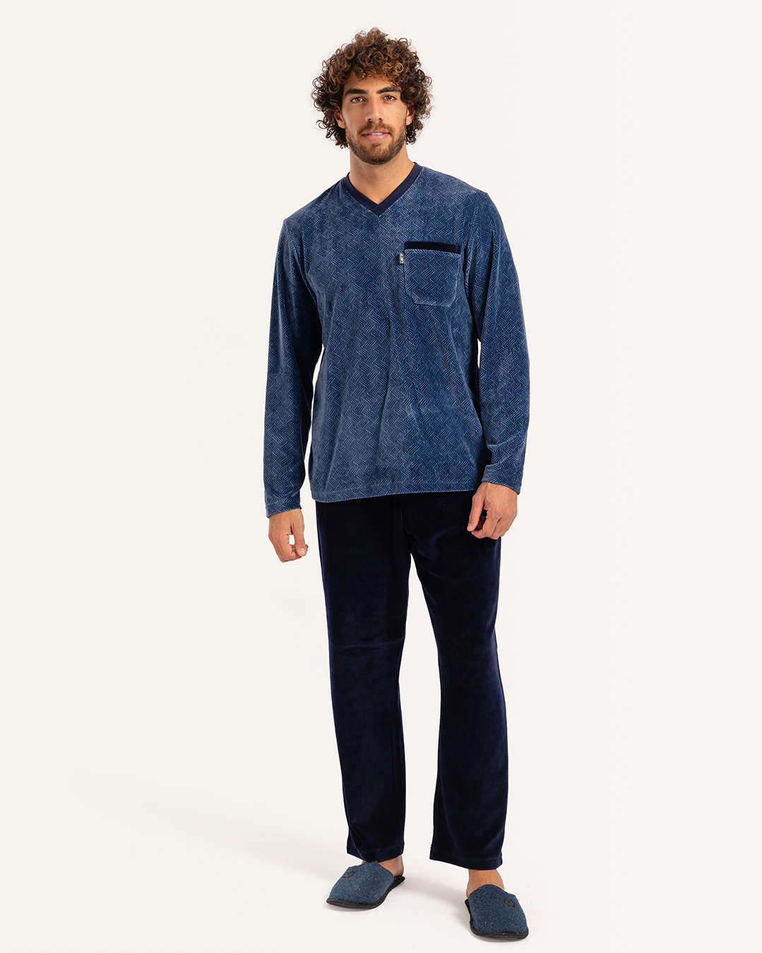 بيجاما رجالى قطيفة توب مطبوع  رقبه V جيب على الصدر و بنطلون ساده