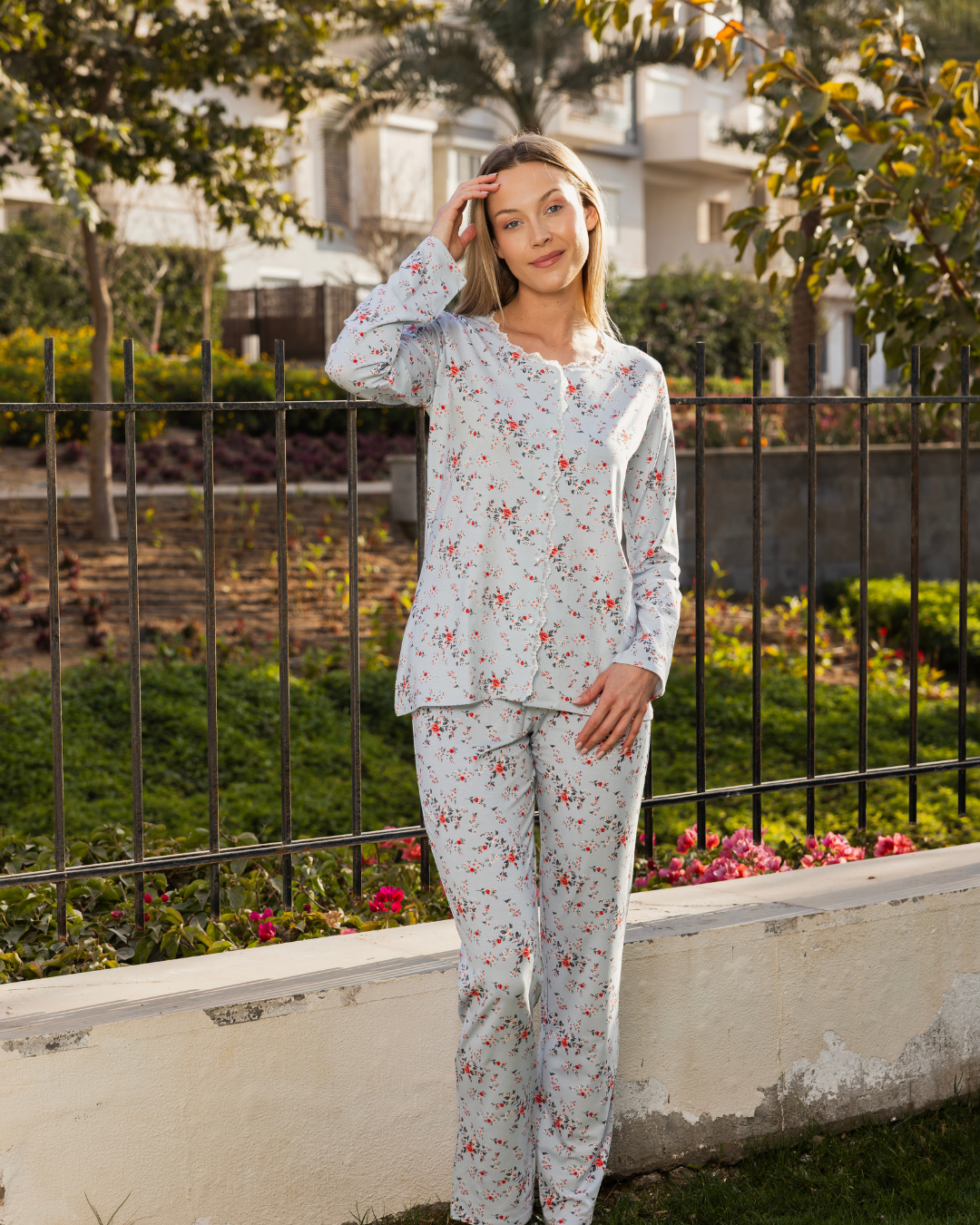 ‫بيجامه ليكرا مايكى مطبوع رقبه مدوره بجبير و زراير بكم ببنطلون‬