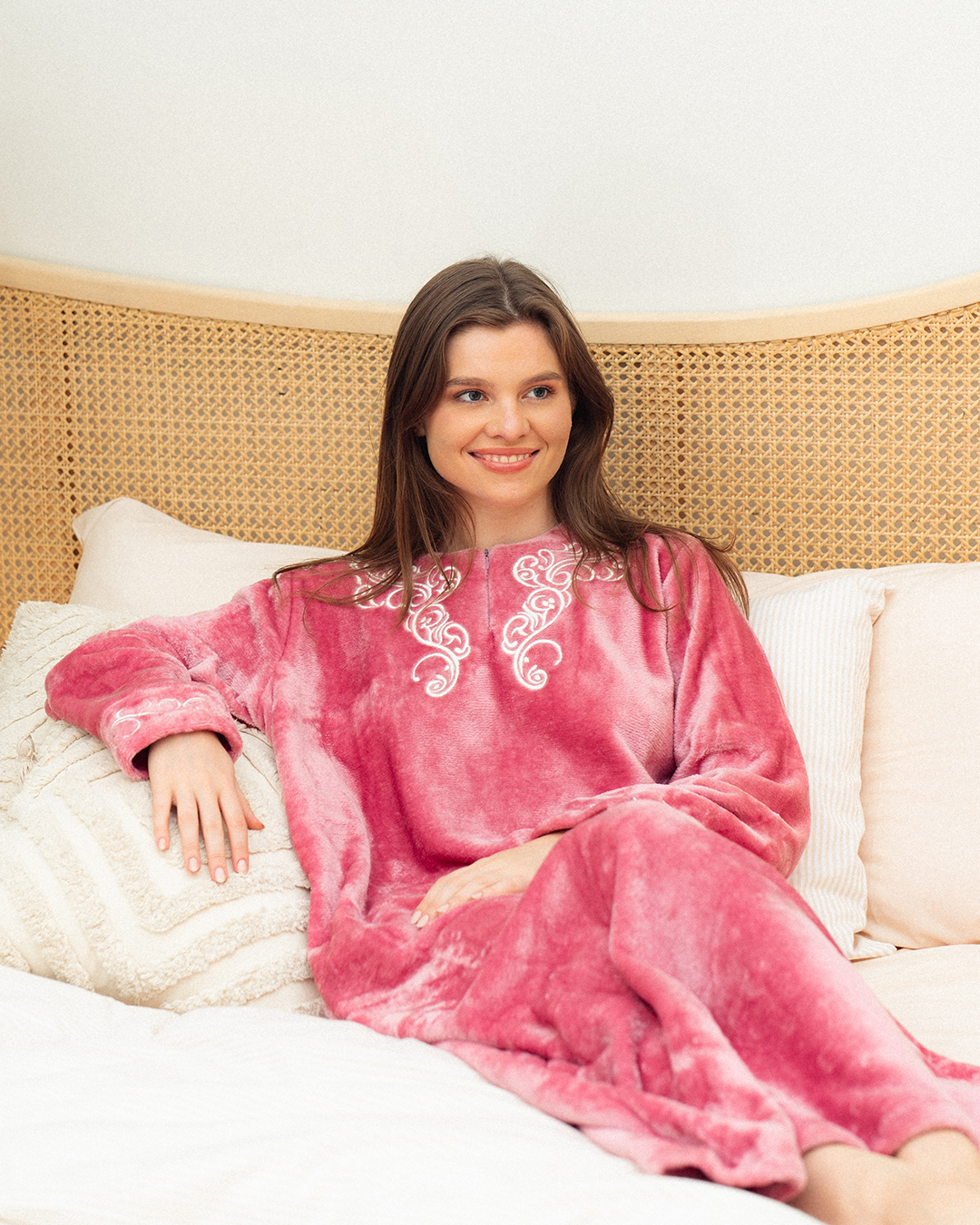 Women's galabiya with zippered chest and polar embroidery on the chest