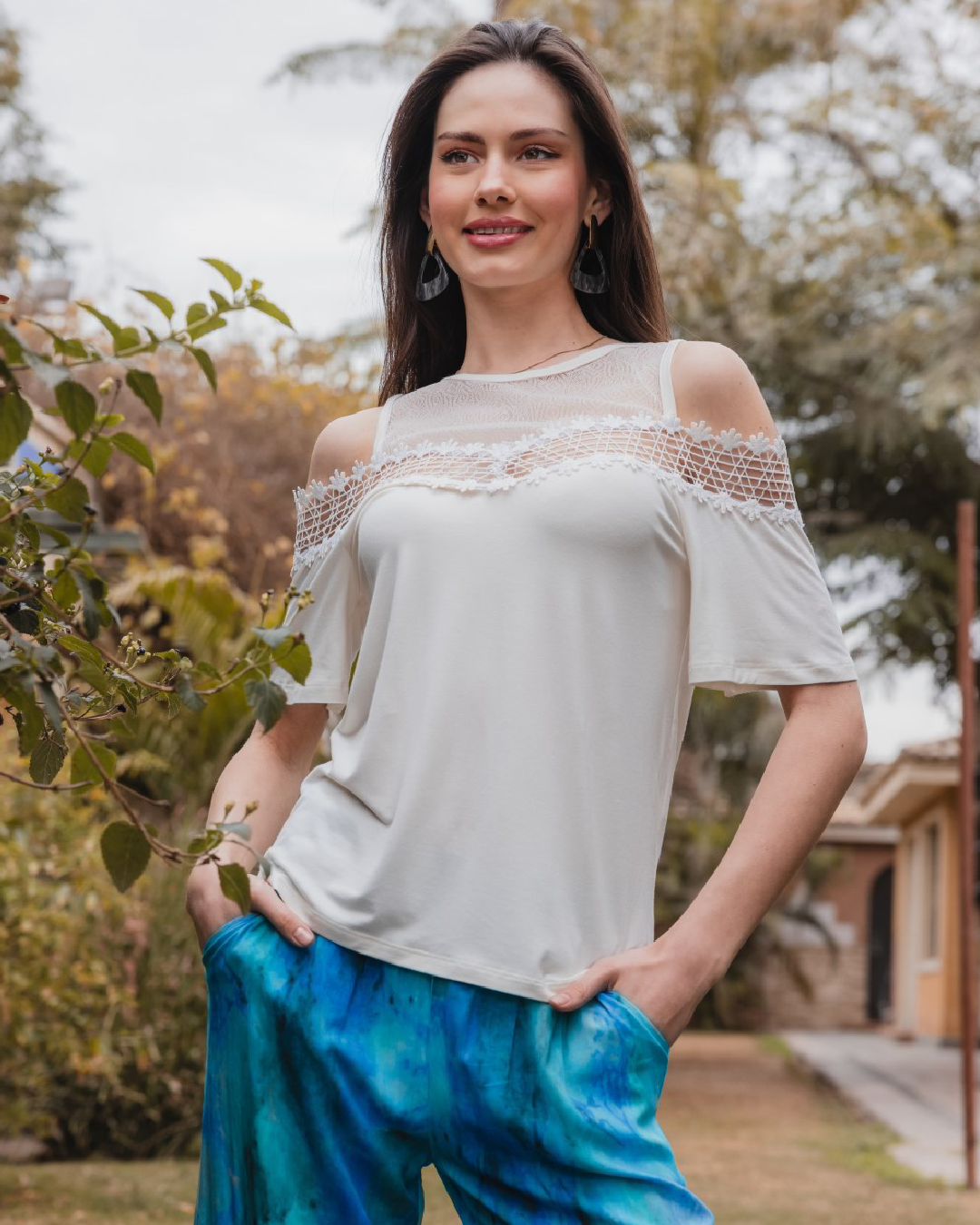 بيجامه حريمي نص كم دانتيل علي الصدر وبنطلون مطبوع تاي داي