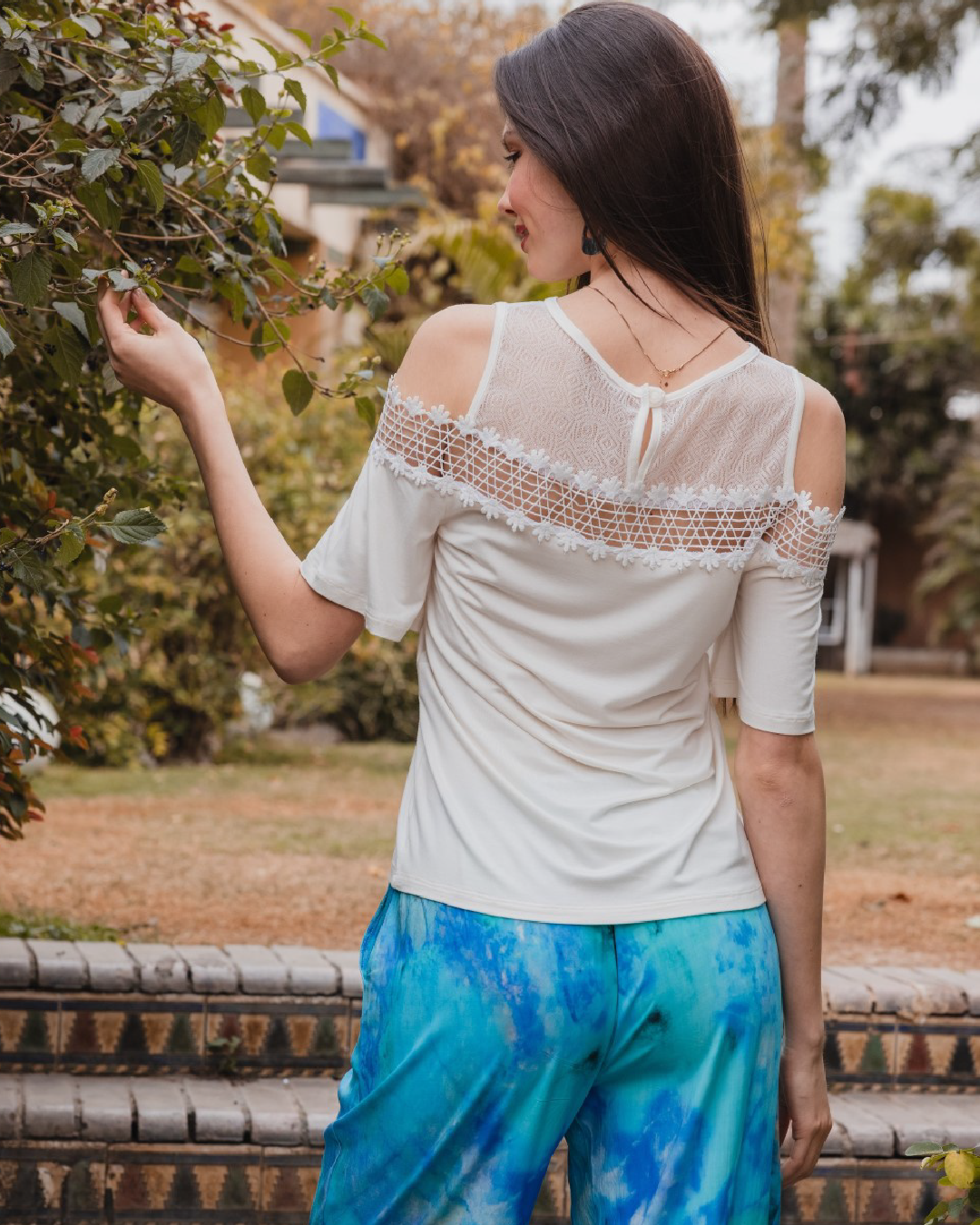 بيجامه حريمي نص كم دانتيل علي الصدر وبنطلون مطبوع تاي داي