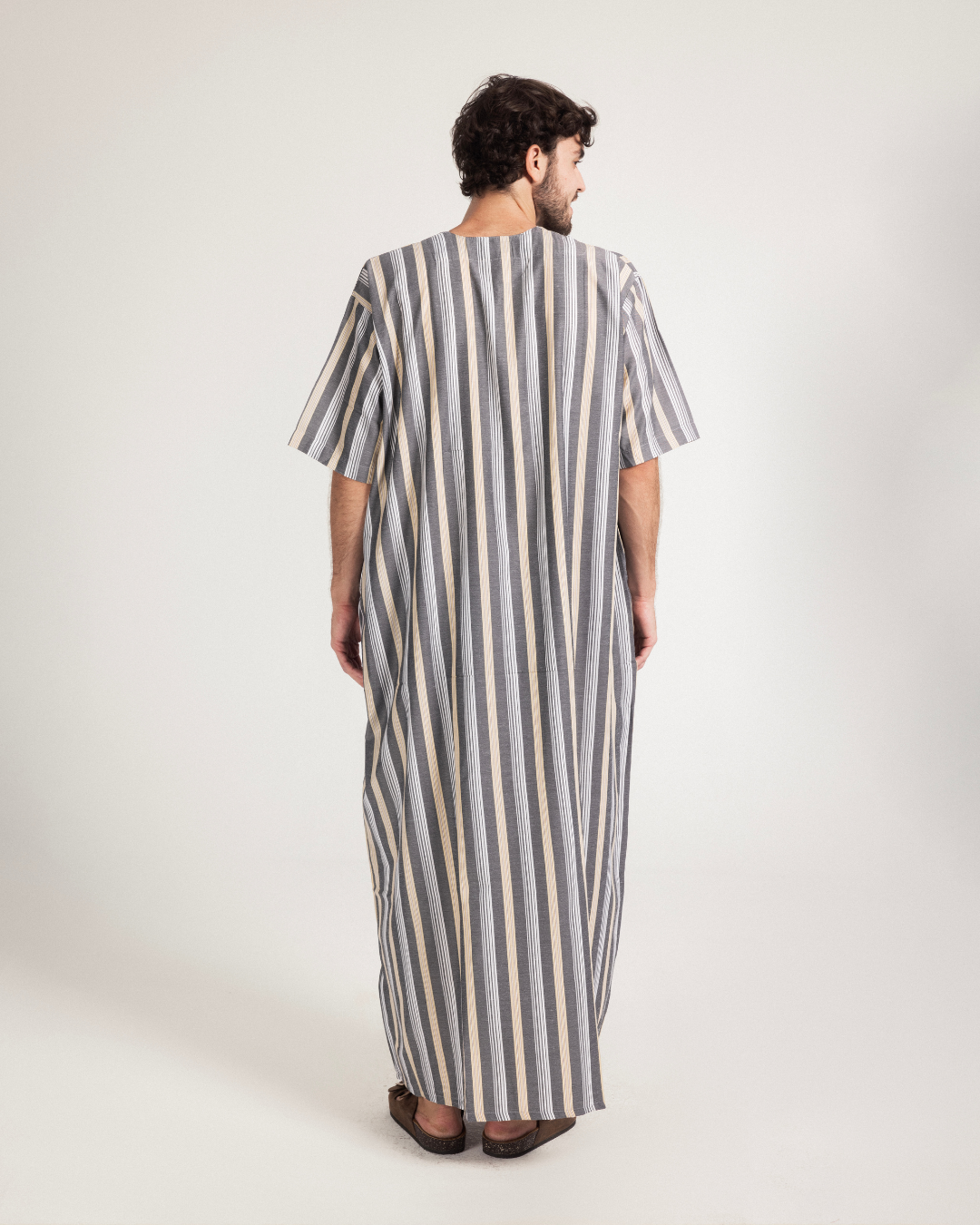 عبايه رجالي نص كم مقلمة