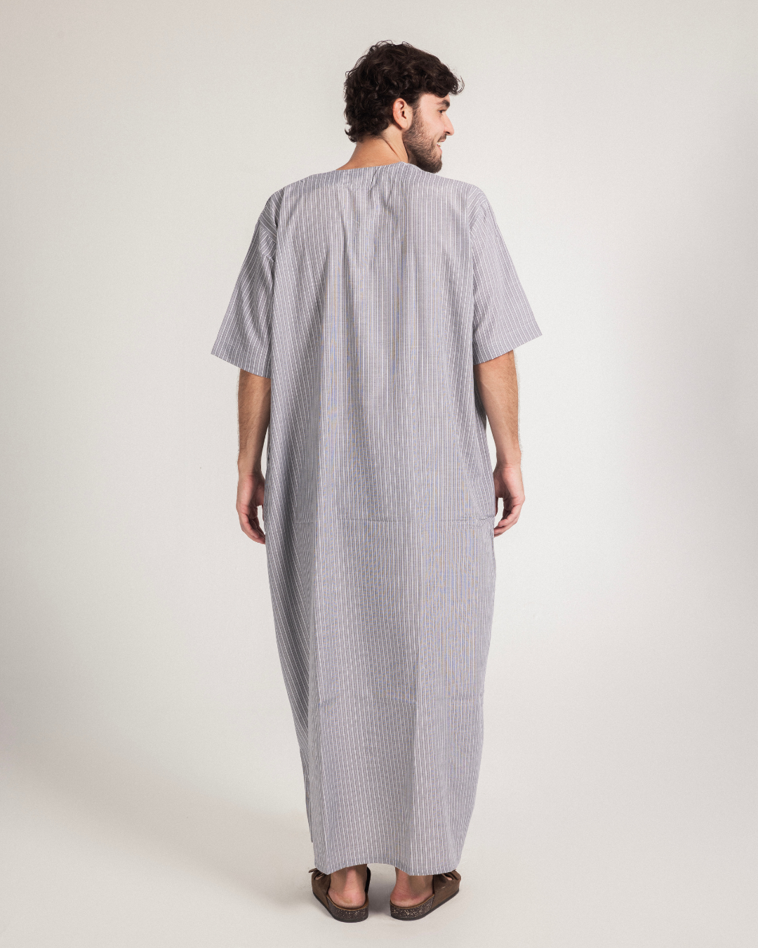 عبايه رجالي نص كم مقلمة