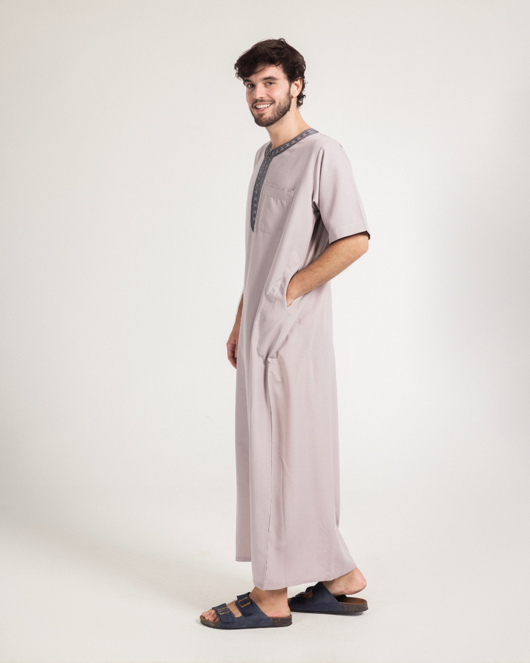 عبايه رجالي نص كم سادة مطرزة