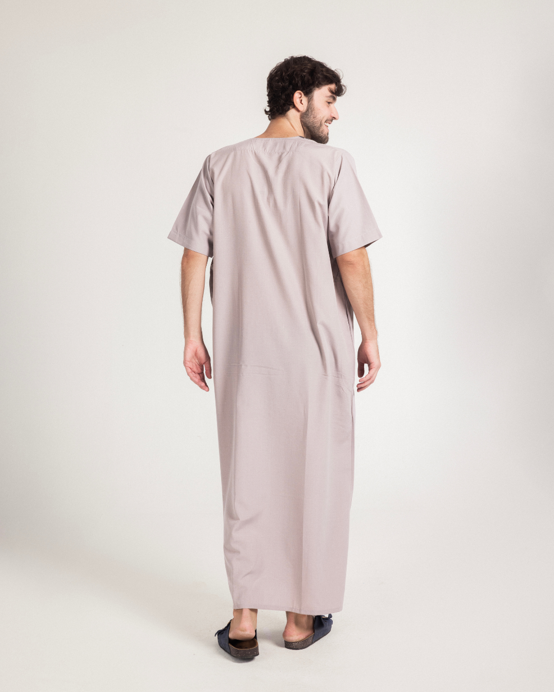 عبايه رجالي نص كم سادة مطرزة