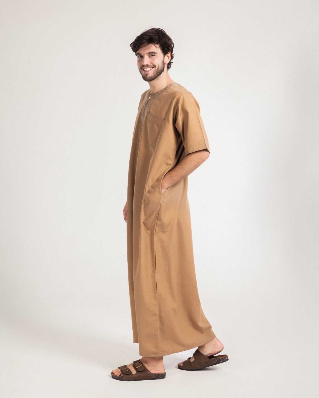 عبايه رجالي نص كم سادة مطرزة