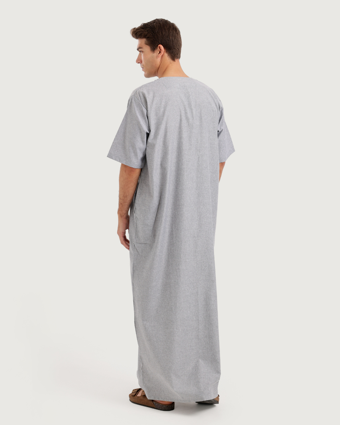 عباية رجالي نص كم سادة مطرزة