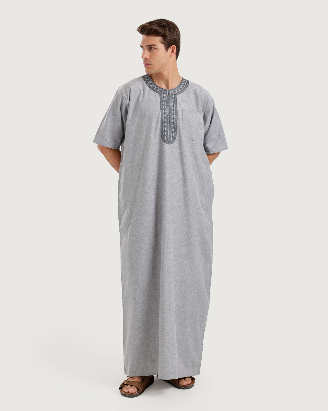 عباية رجالي نص كم سادة مطرزة
