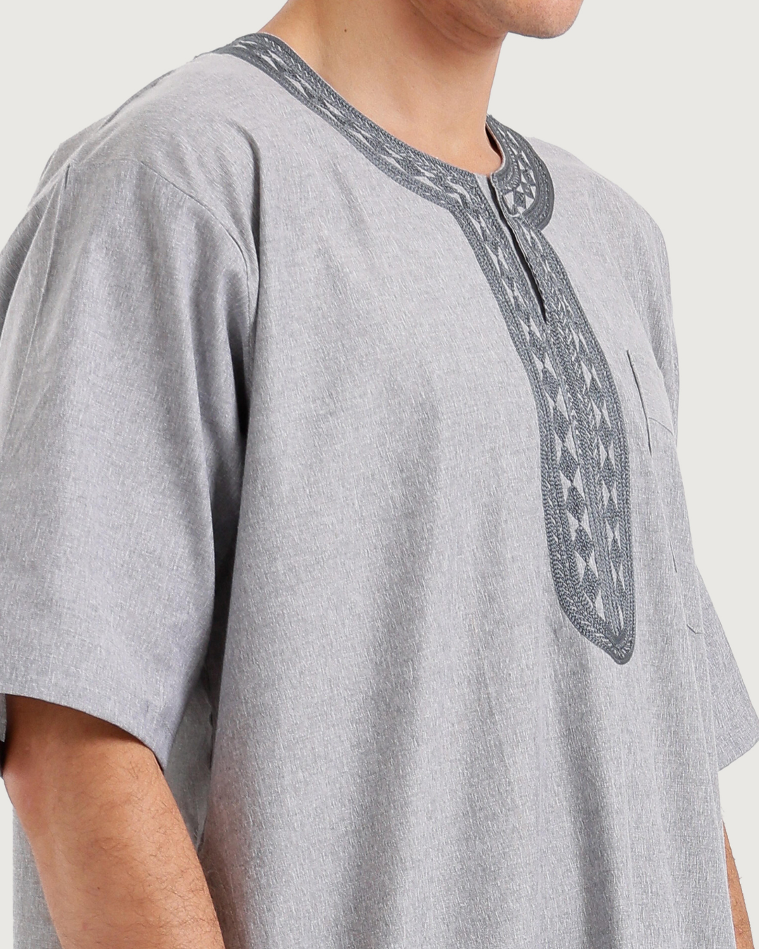 عباية رجالي نص كم سادة مطرزة