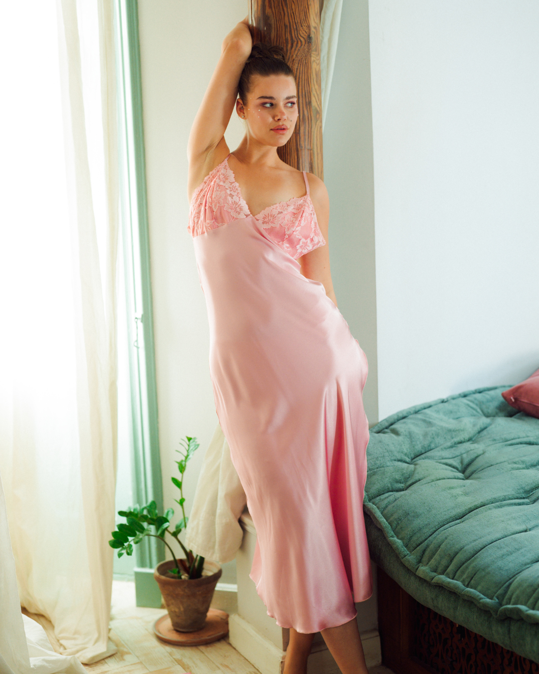 قميص حريمي ساتان بدانتل