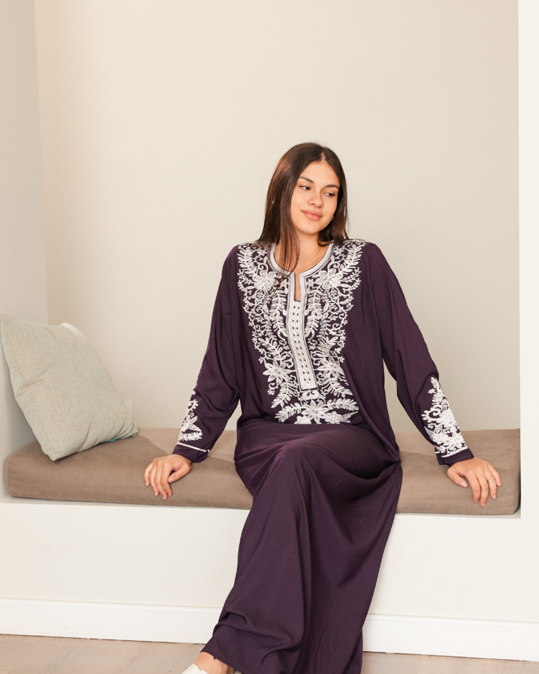 11 قميص داكرون سادة مطرز بكم