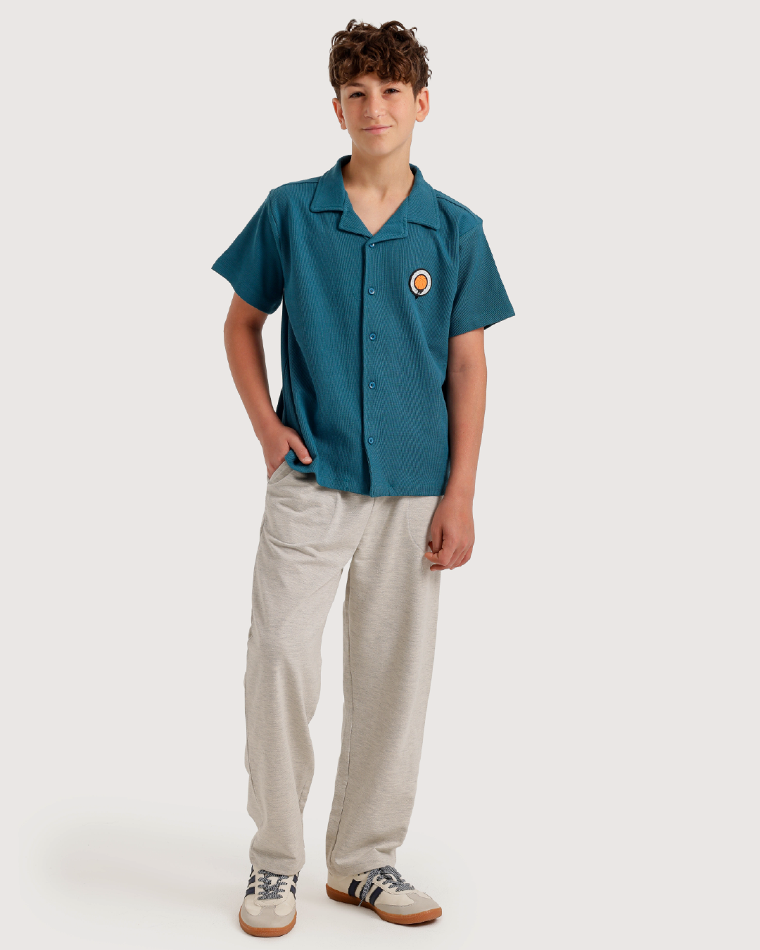 طقم أولاد عصري بألوان داكنة