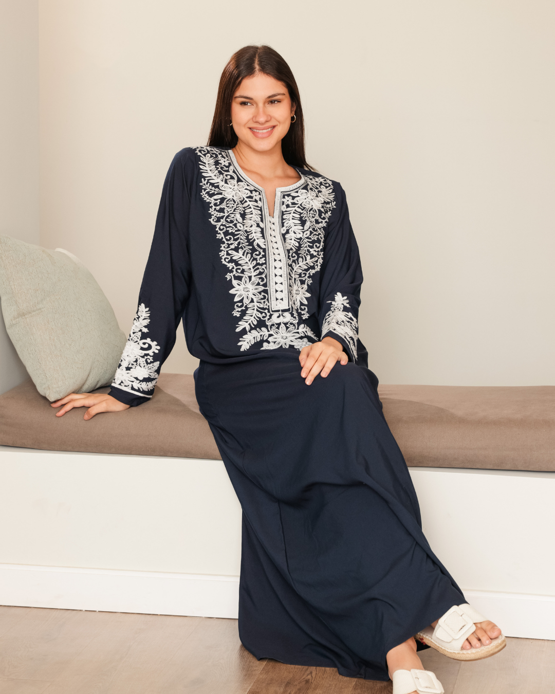 11 قميص داكرون سادة مطرز بكم