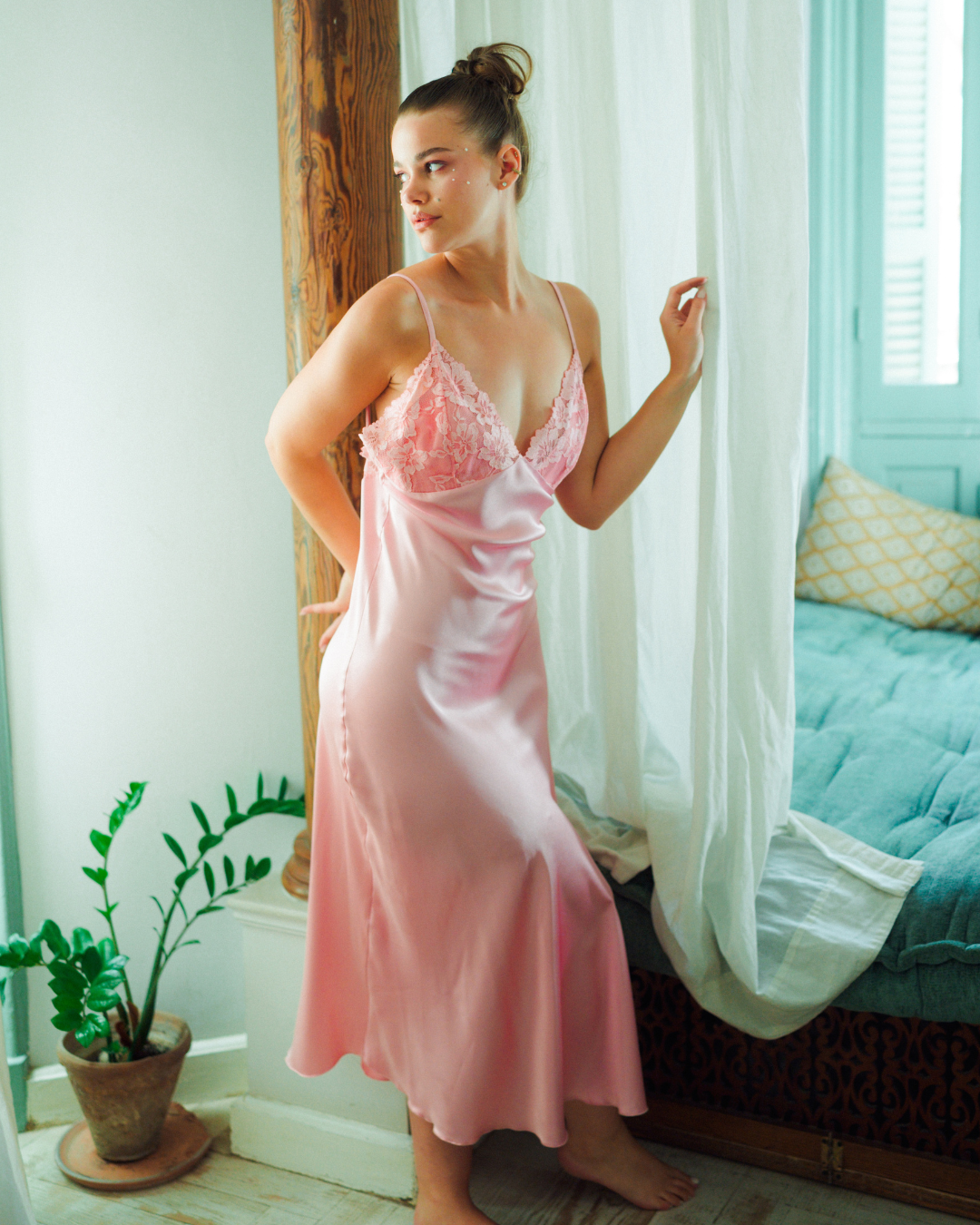 قميص حريمي ساتان بدانتل