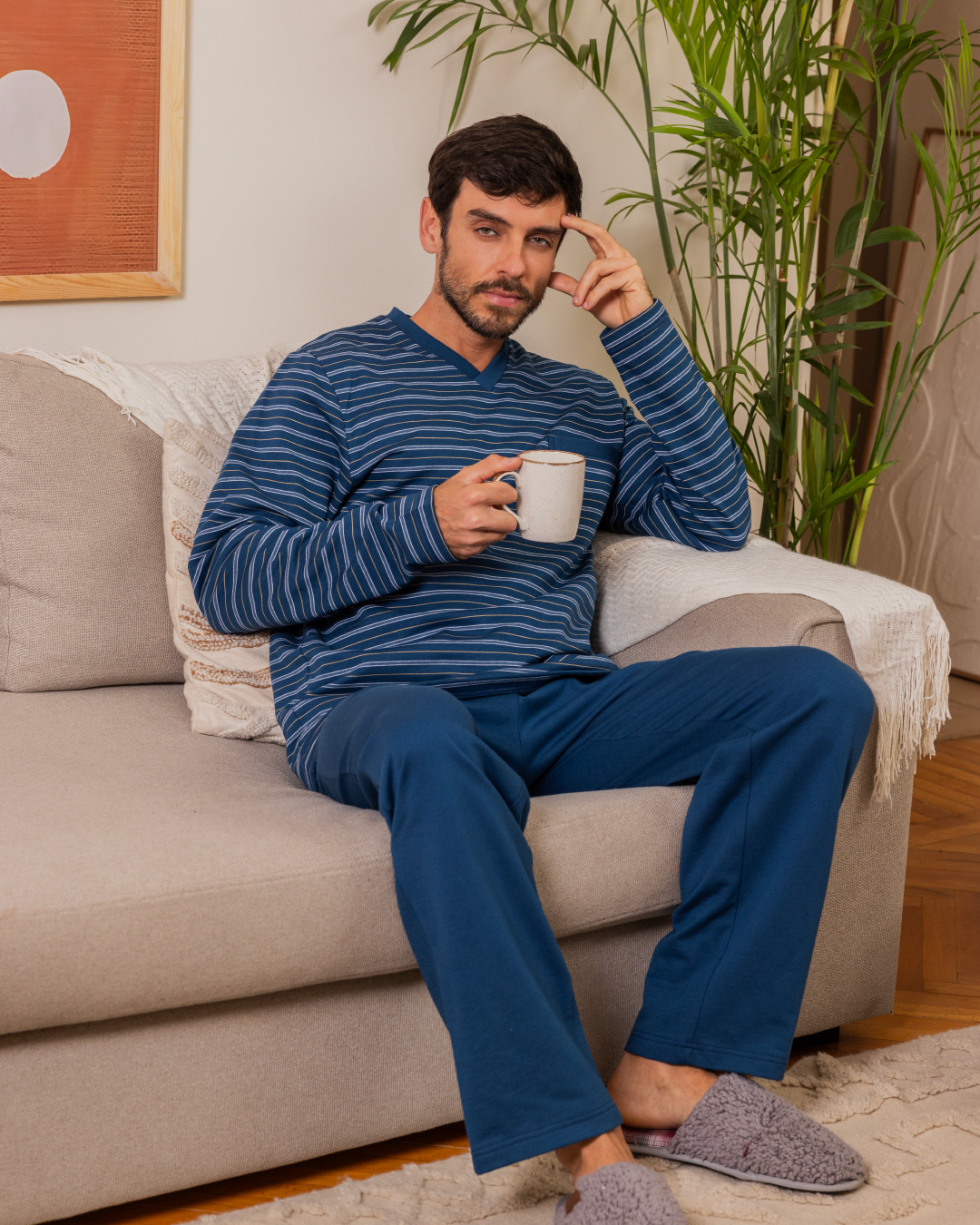 مرد بزراير وجيب علي الصدر وبنطلون ساده V بيجامه رجالي سترايبر تيشرت بكم مقلم برقبة