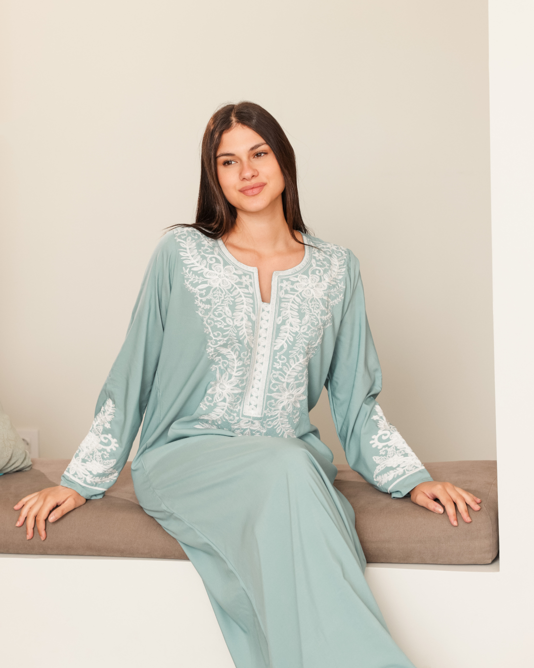 11 قميص داكرون سادة مطرز بكم