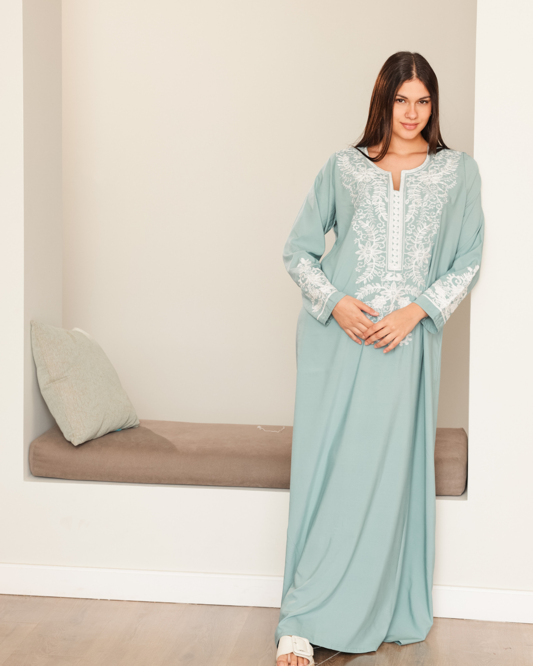 11 قميص داكرون سادة مطرز بكم