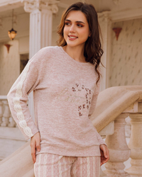 love بيجامه حريمي تيشرت كم رواند وبنطلون مقلم برباط طباعه علي الصدر ورد