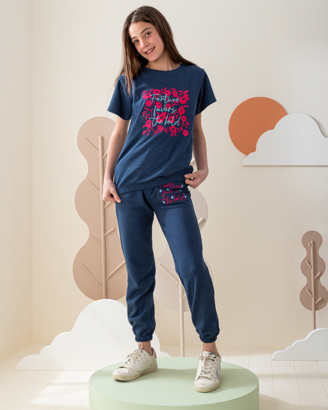 embroidery بيجاما بناتي تيشرت و بنطلون