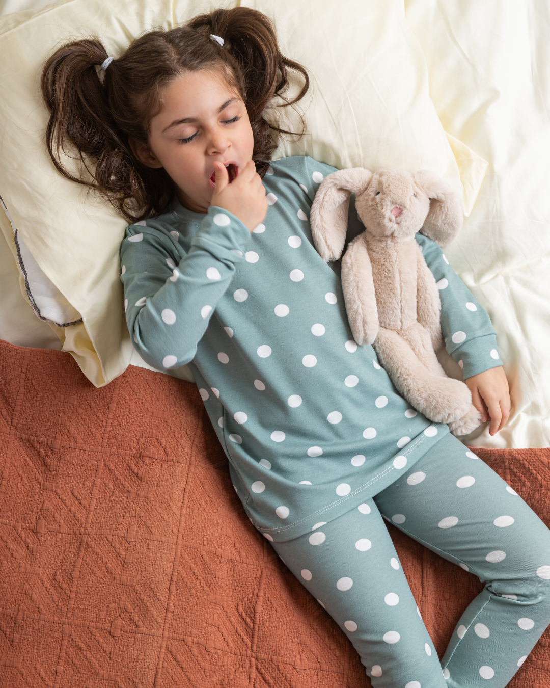 طقم تدفئة بناتي مطبوع منقط