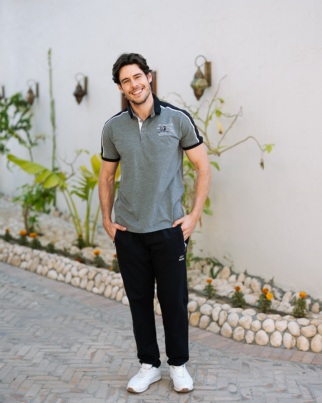 Basic Men's pajamas text how many collar and trousers