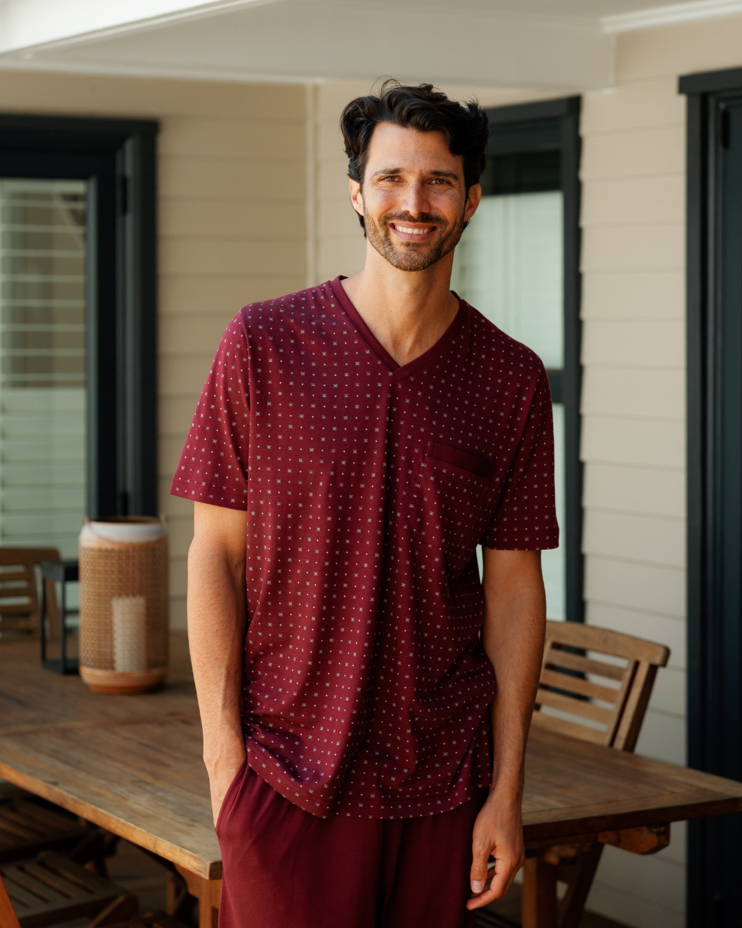 رجل بإطلالة كلاسيكية راقية ببجامة المربعات الكلاسيكية