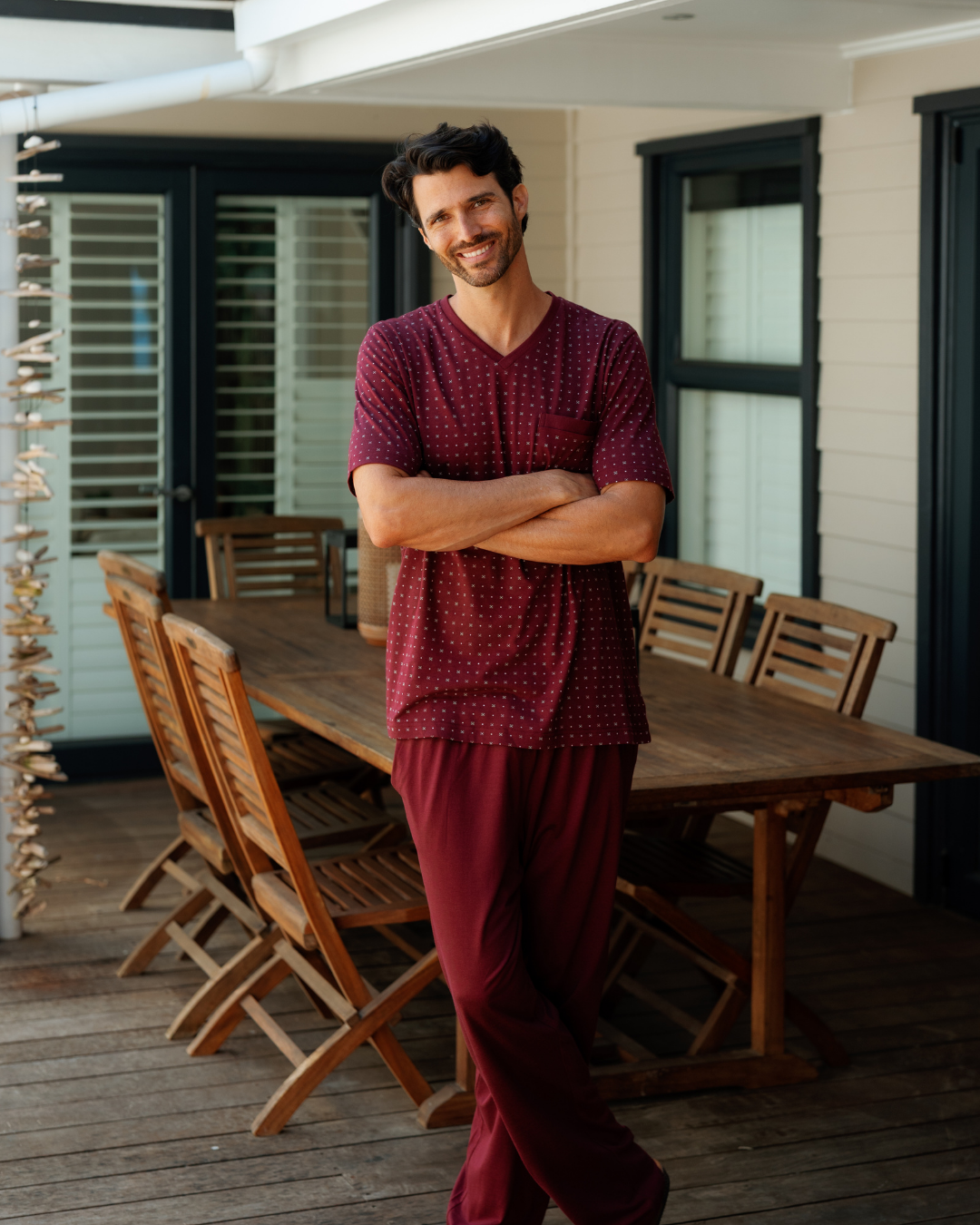 رجل بإطلالة كلاسيكية راقية ببجامة المربعات الكلاسيكية