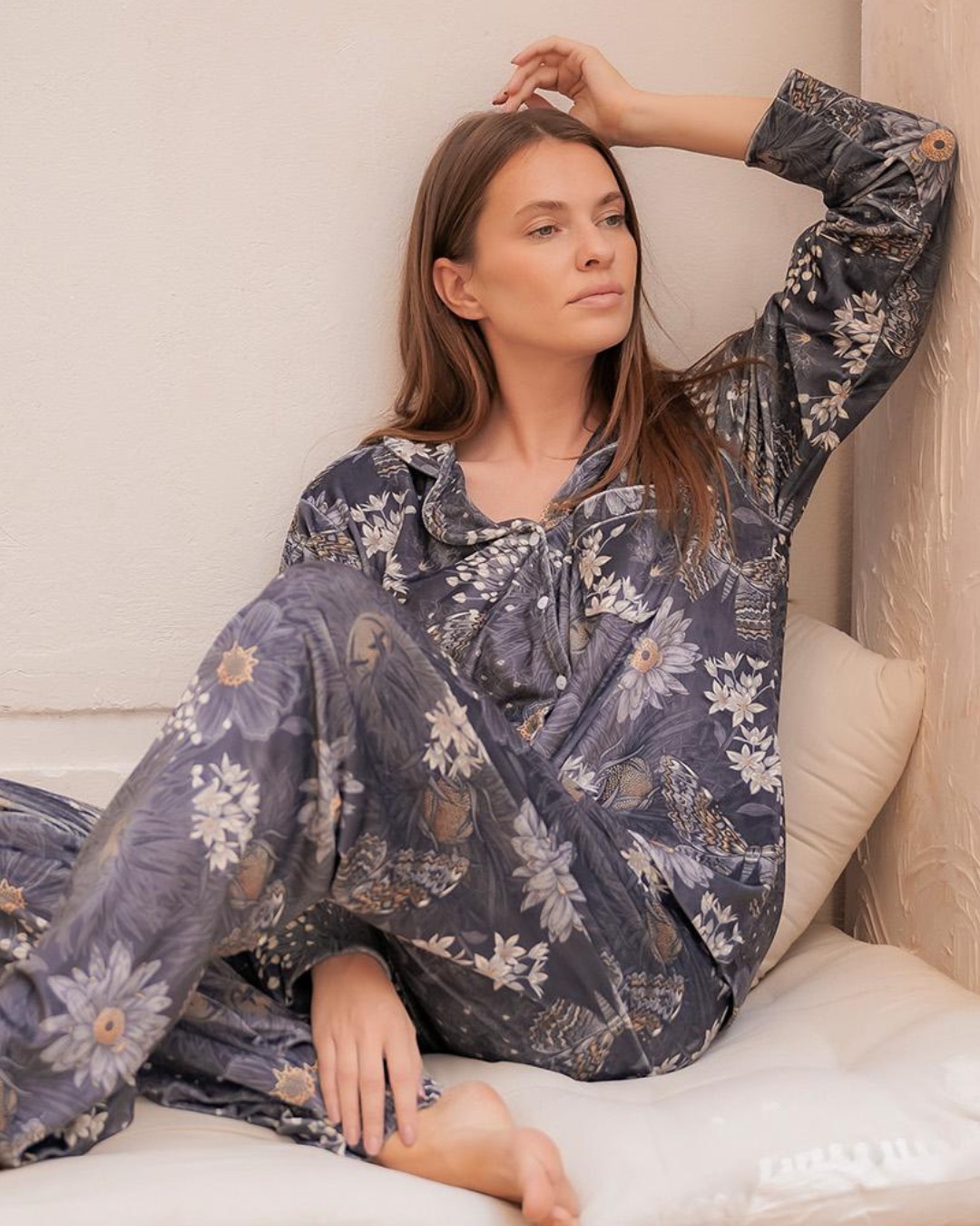 بيجامه حريمي كلاسيك ورده رمادي