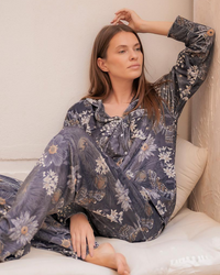 بيجامه حريمي كلاسيك ورده رمادي