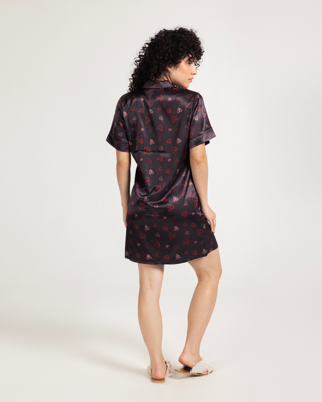 قميص حريمي ساتان بزراير أشكال