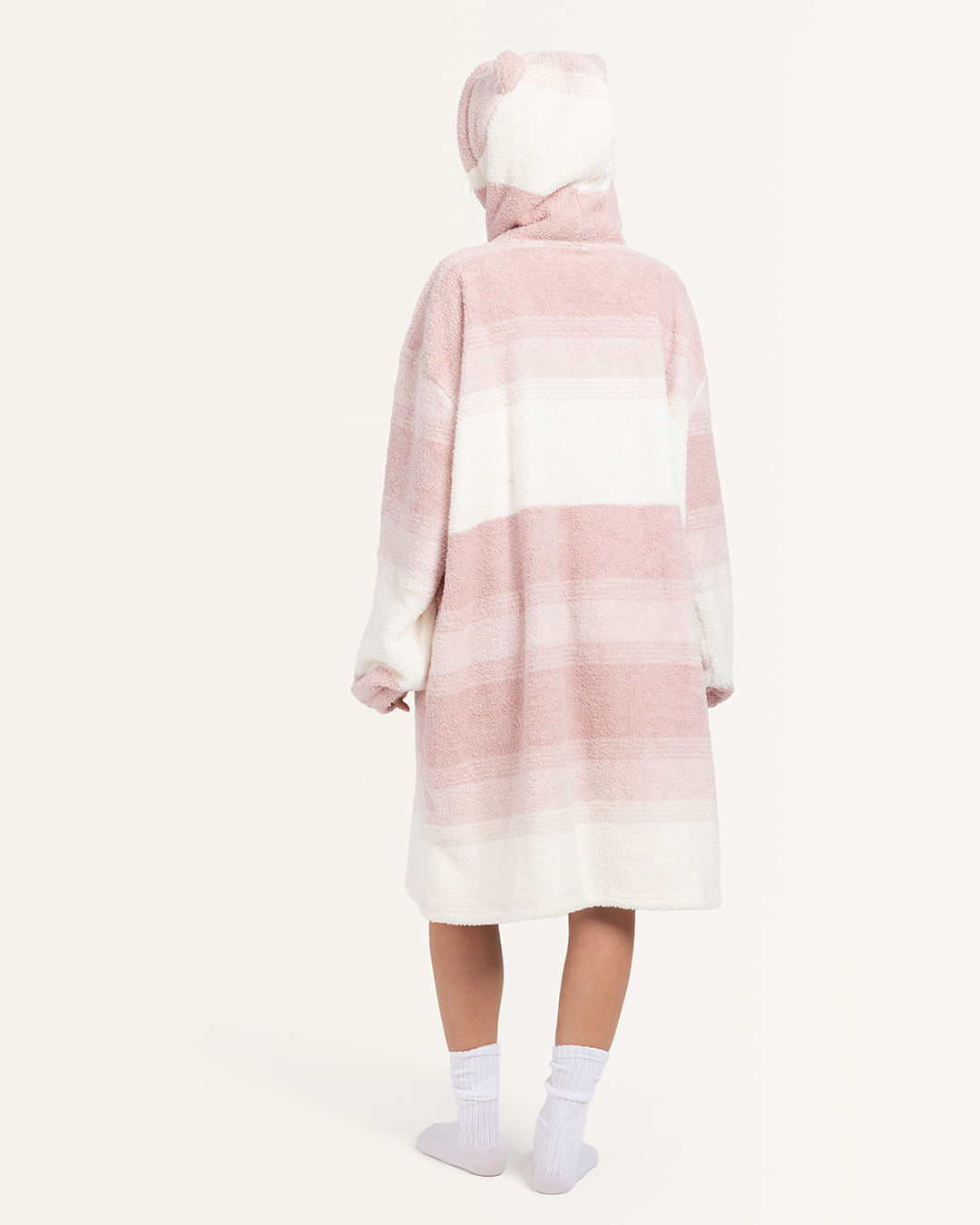 بطانيه باكمام و كابيشوه القطه الصغيره