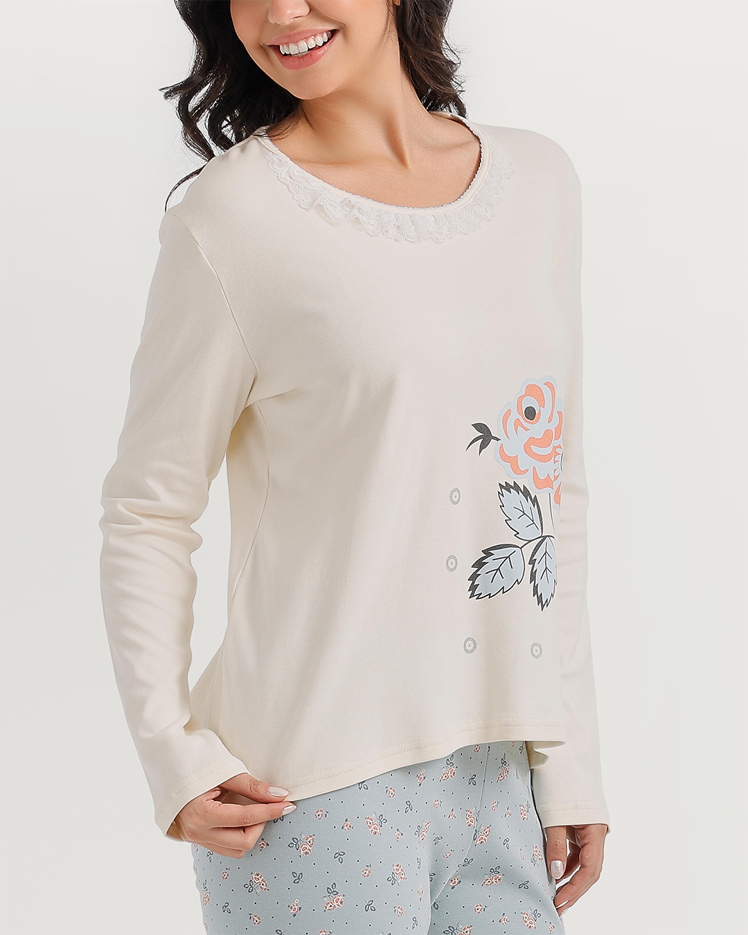 Pajamas with floral print and lace edges