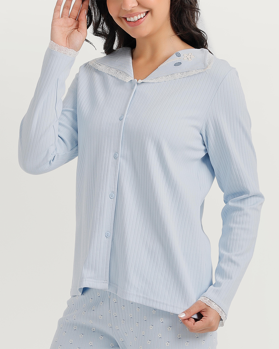 Women's pajamas with boutons and broderie roses