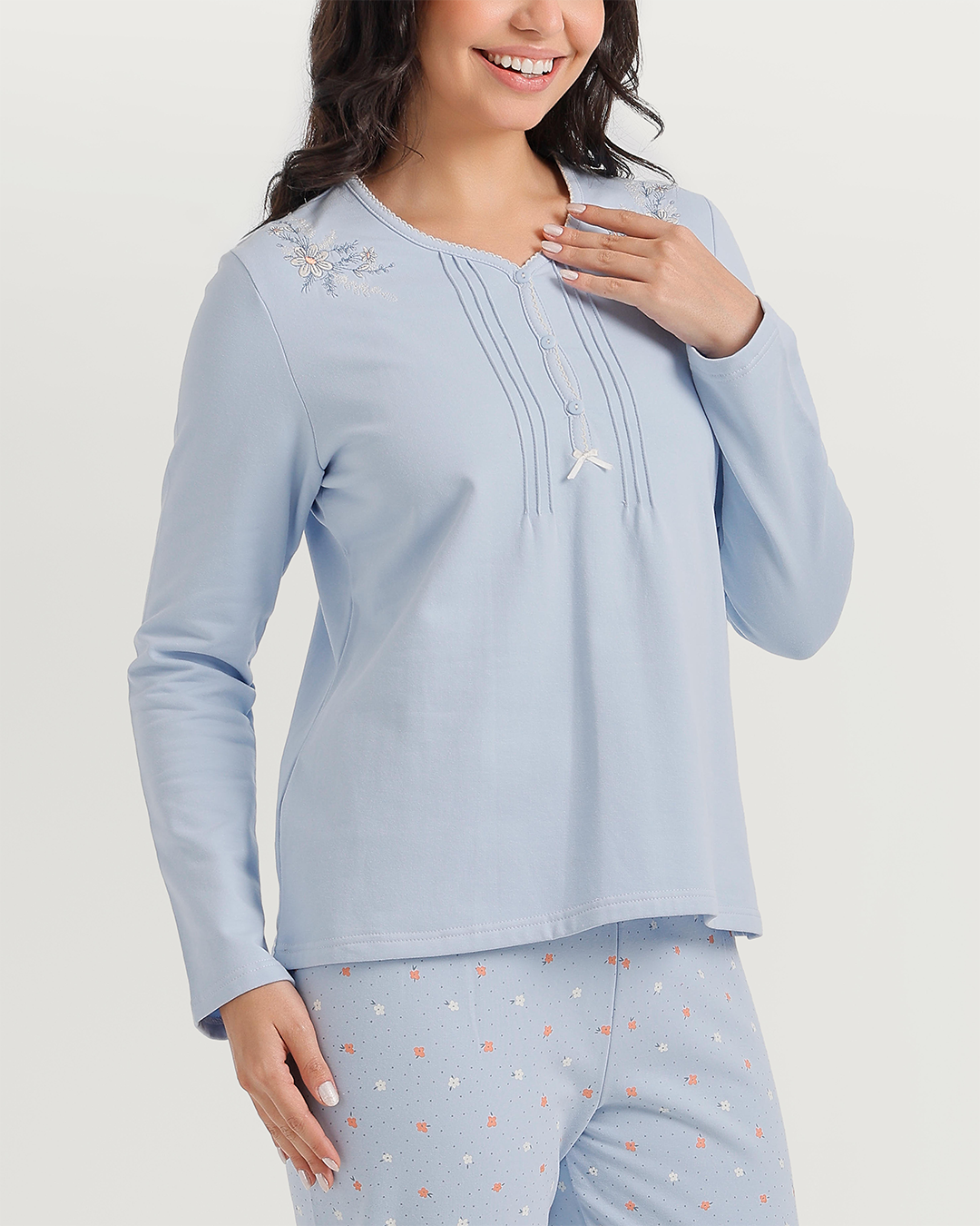 Pajamas with floral embroidery on the shoulders