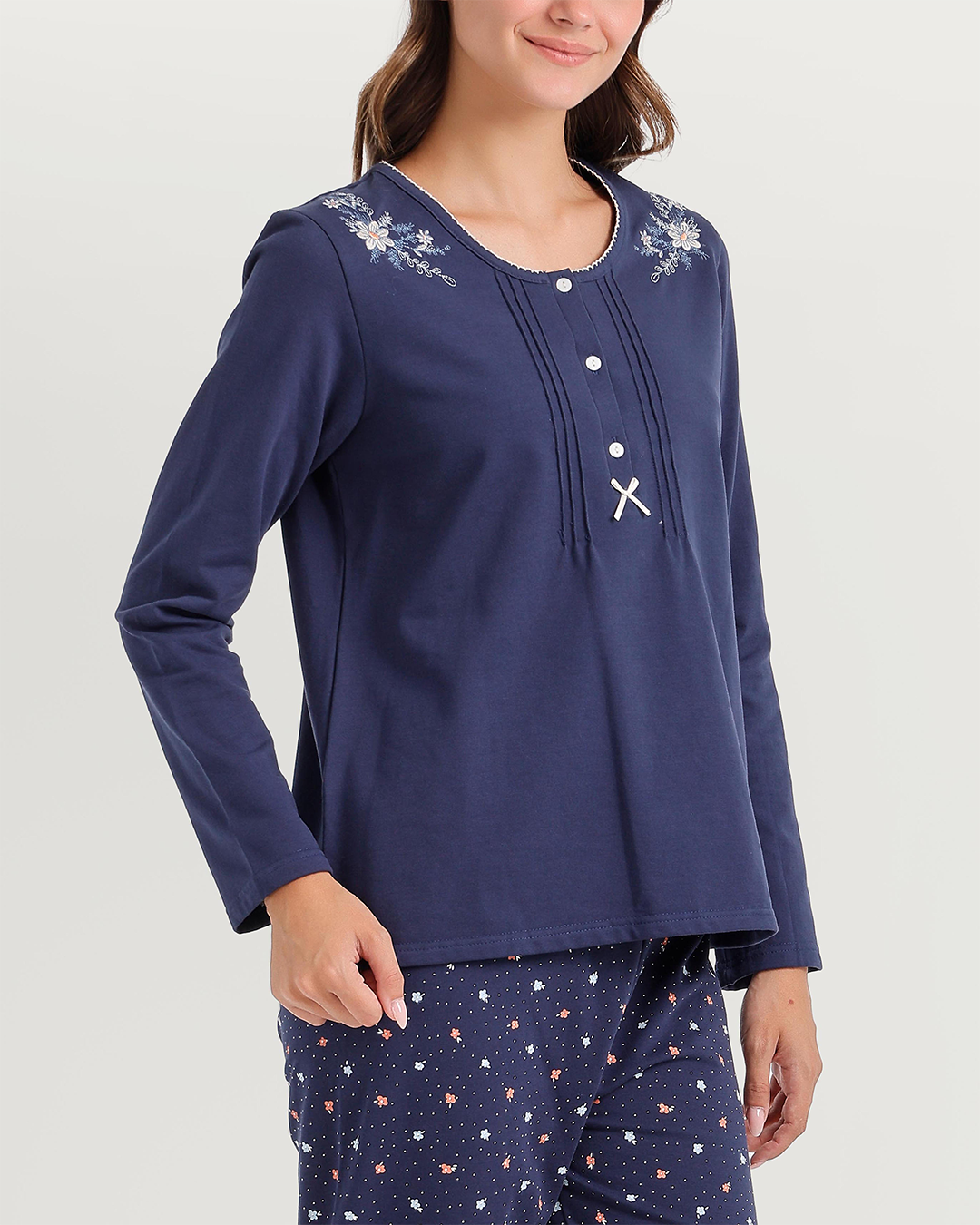 Pajamas with floral embroidery on the shoulders