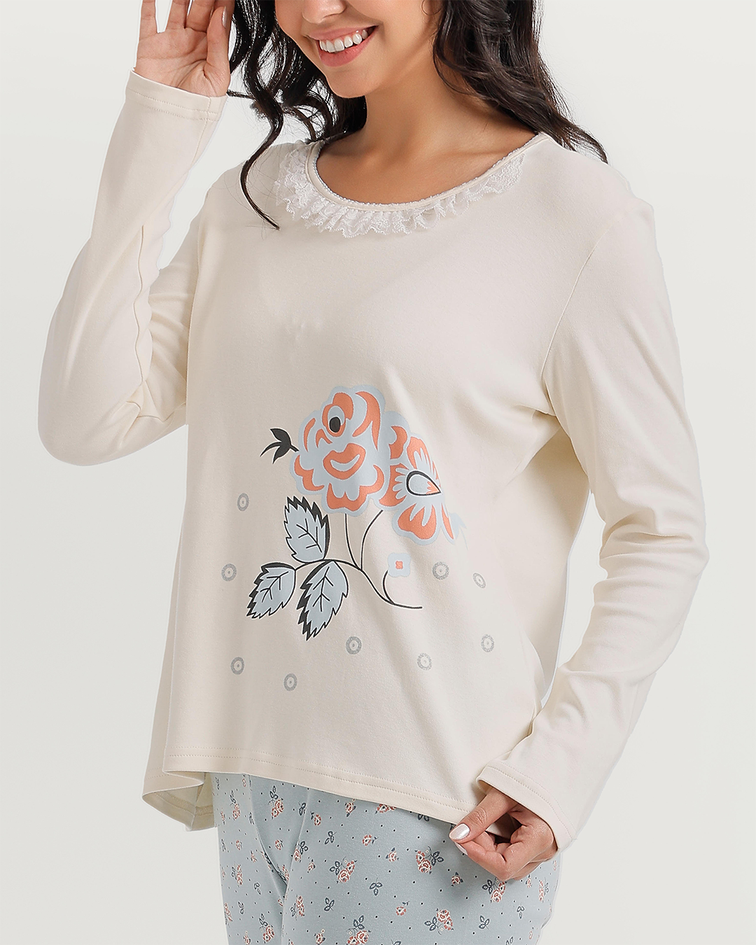 Pajamas with floral print and lace edges