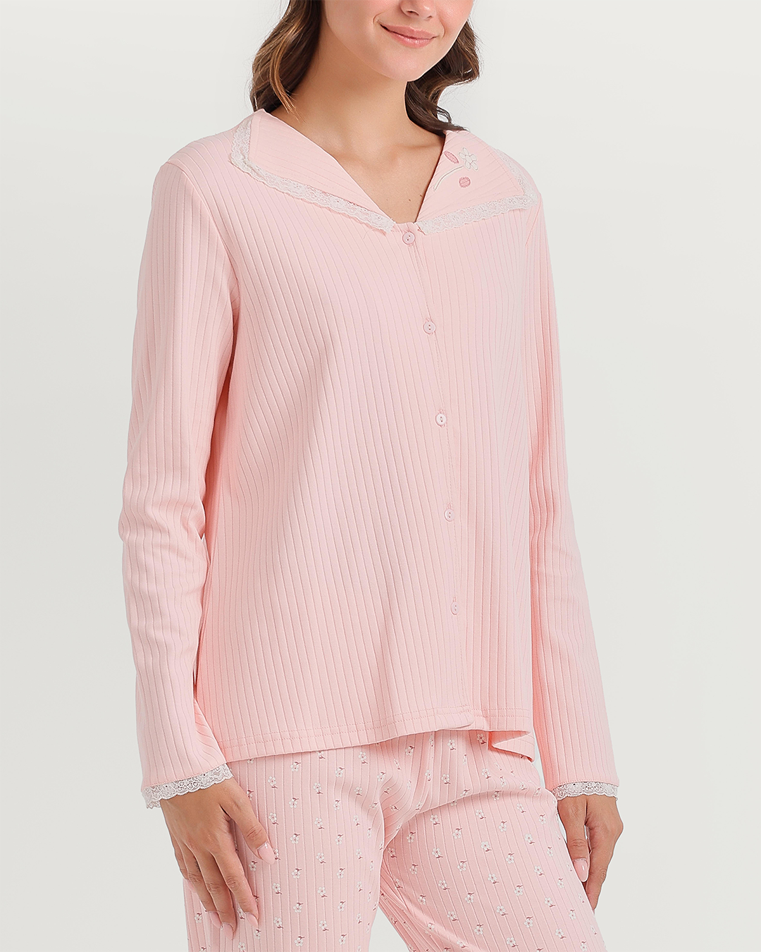 Women's pajamas with boutons and broderie roses