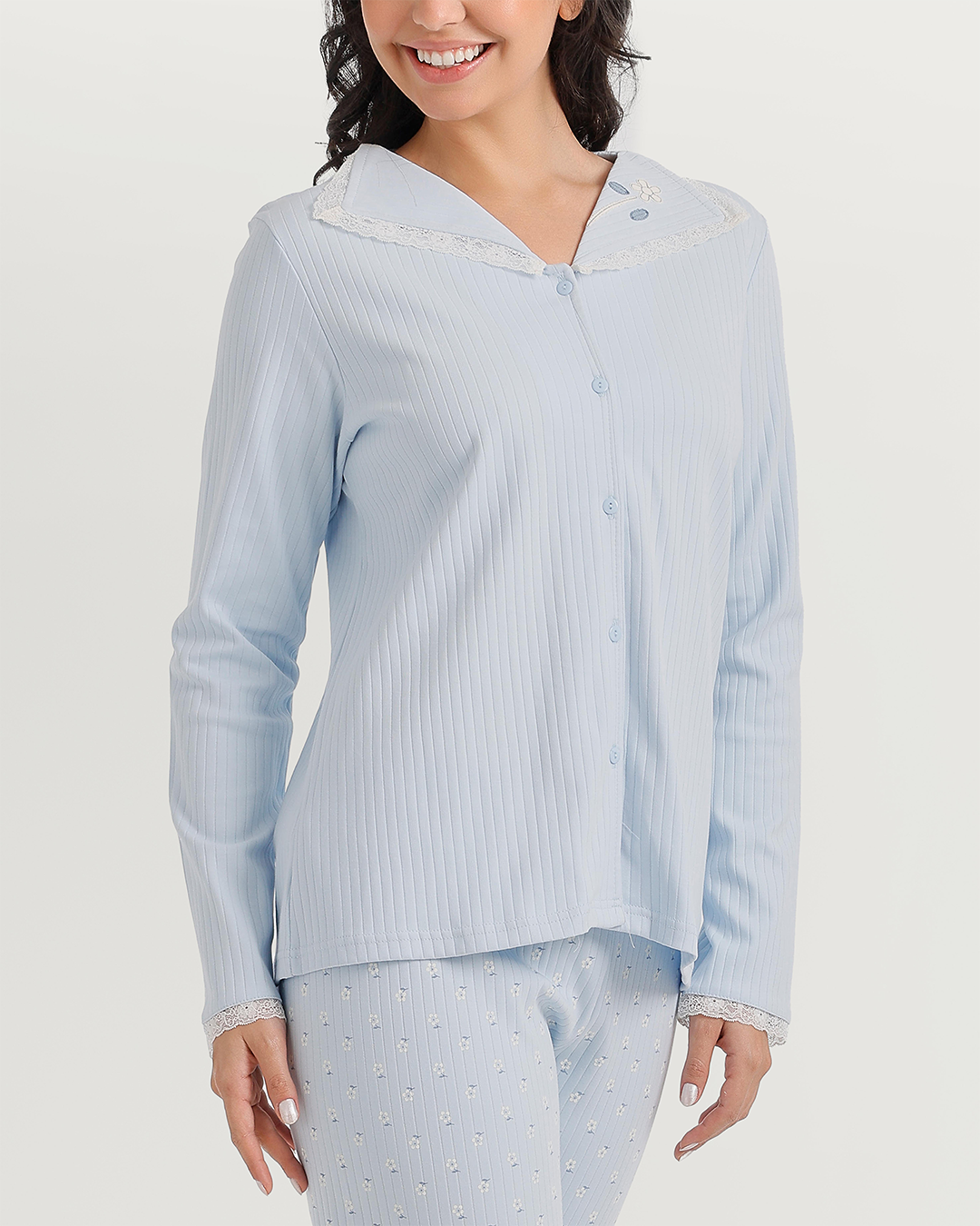 Women's pajamas with boutons and broderie roses