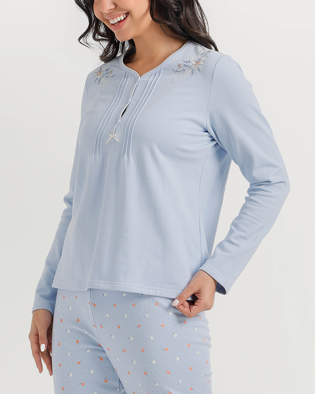 Pajamas with floral embroidery on the shoulders