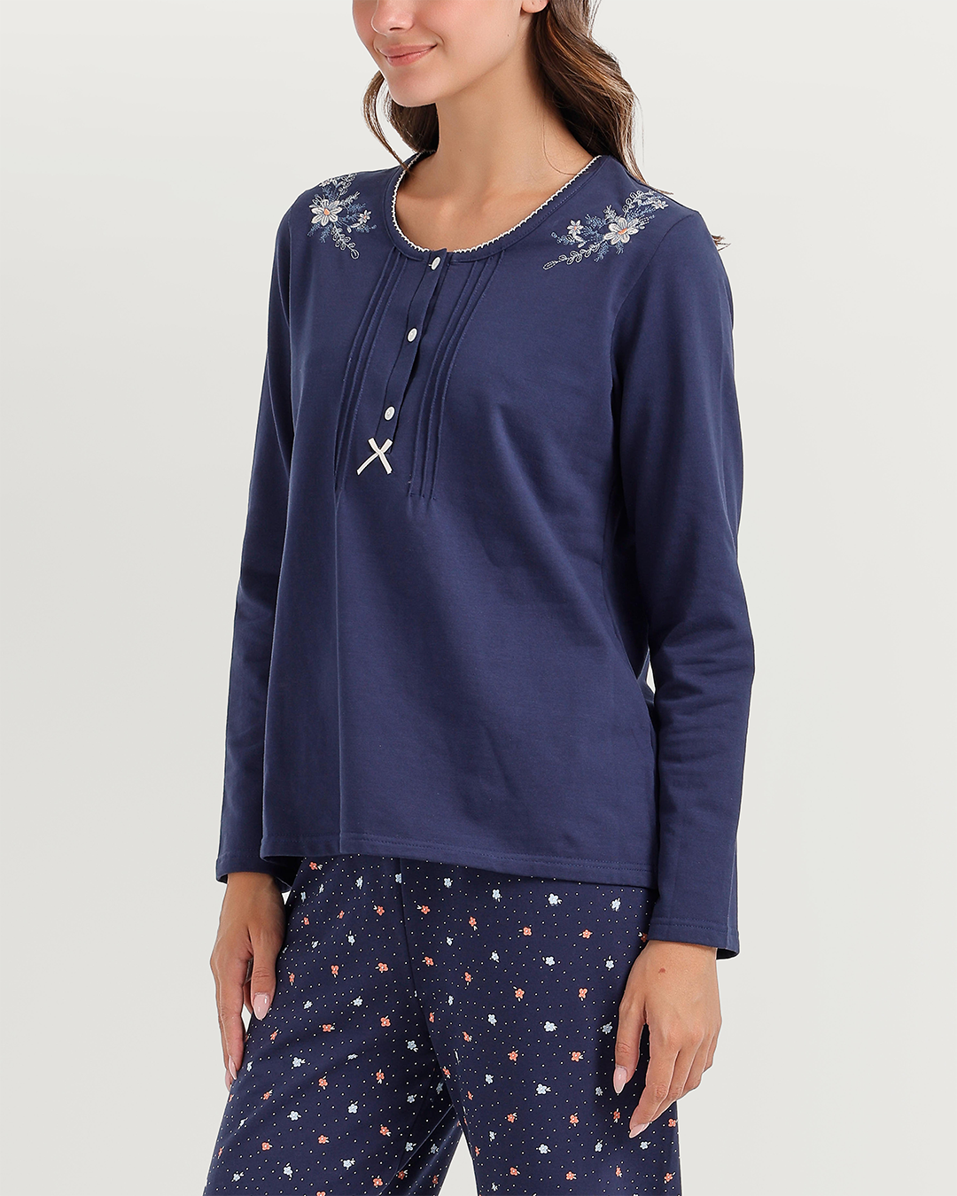 Pajamas with floral embroidery on the shoulders