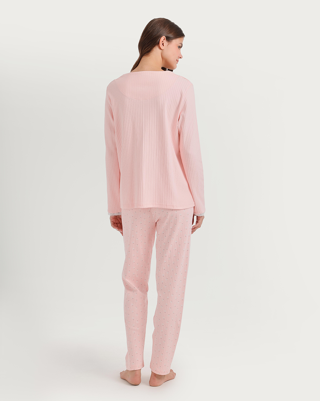 Women's pajamas with boutons and broderie roses