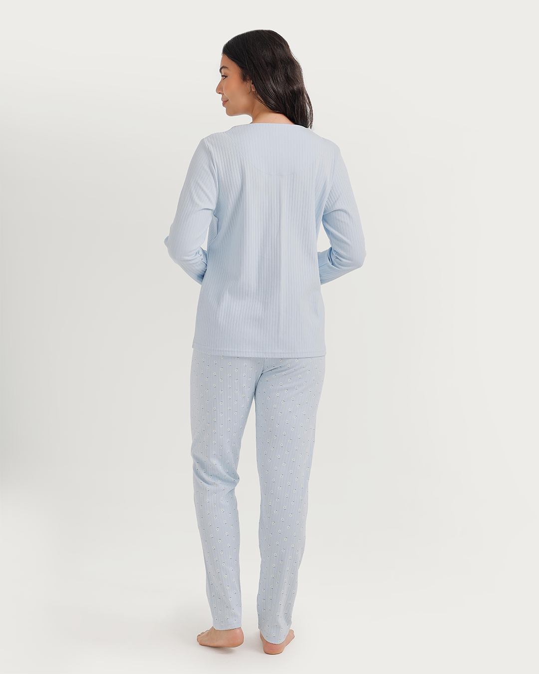 Women's pajamas with boutons and broderie roses
