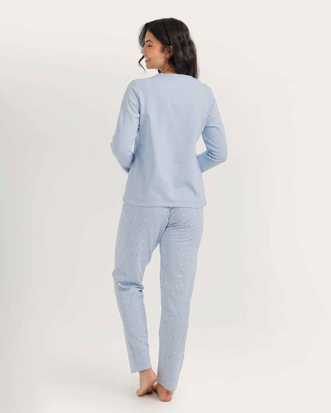 Pajamas with floral embroidery on the shoulders